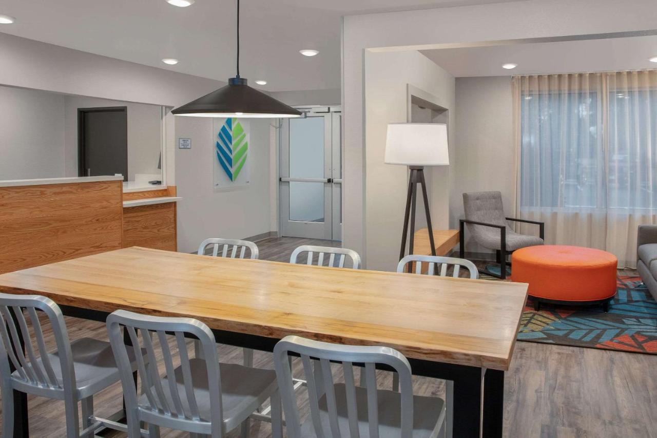Woodsping Suites Washington Dc East Arena Drive Lake Arbor 外观 照片